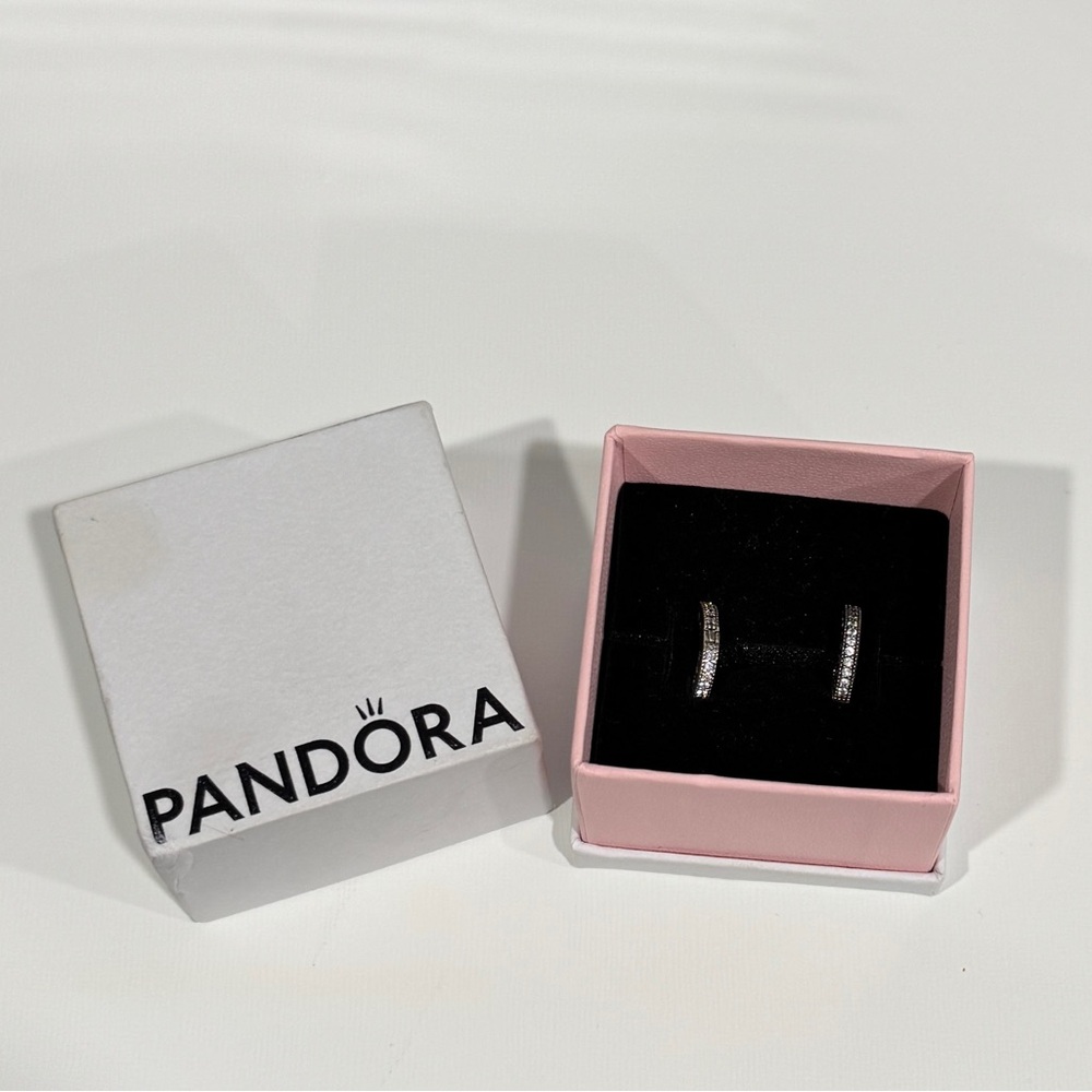 Pandora Pavé Heart Hoop Earrings
Sterling silver VGUC